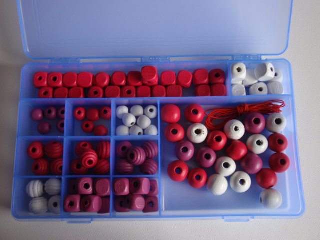 houten kralen in wit/roze tinten